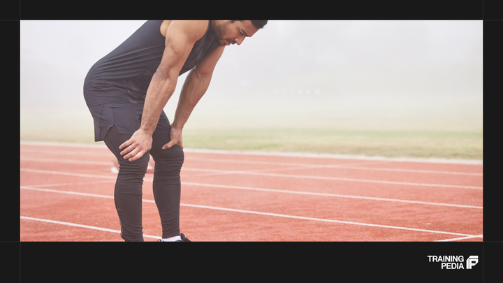 Atleta di running in carenza di ossigeno cerca di recuperare. 